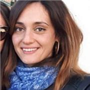 Docente d'inglese abilitato impartisce lezioni a studenti di scuole medie e superiori